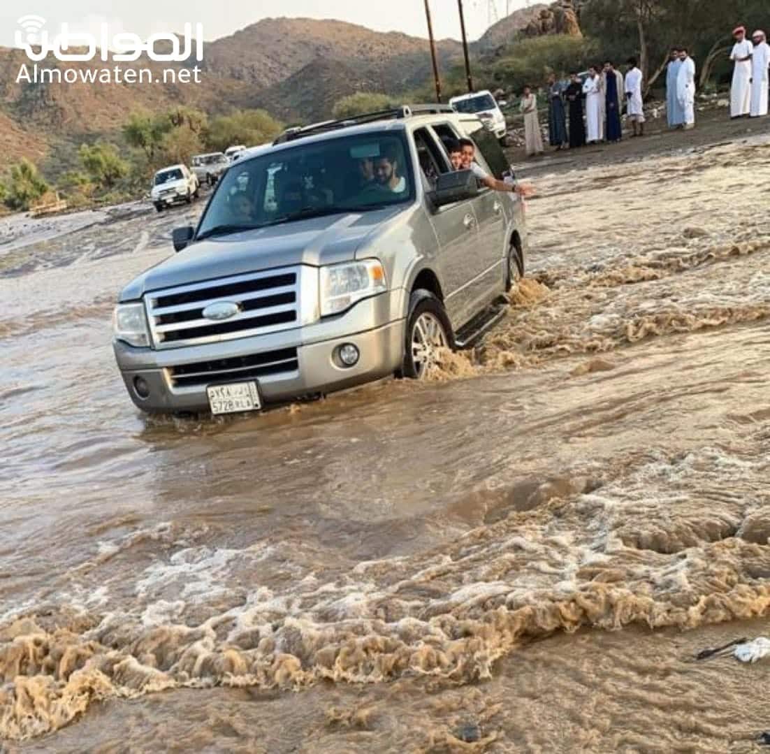 طرق قرى غرب محايل تحتجز المركبات ومعاناة الأهالي مستمرة