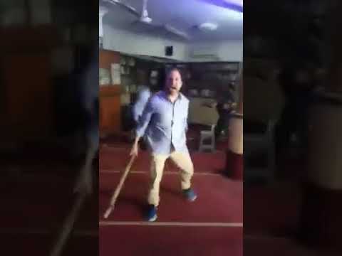 فيديو.. مصري يقتحم مسجداً حاملاً عصًا ويعتدي على المصلين