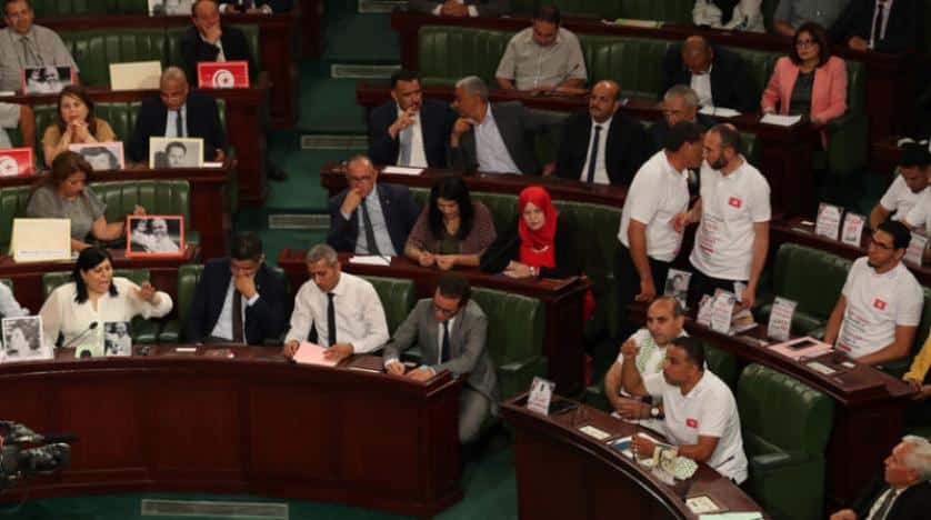 فوضى داخل البرلمان التونسي ومطالبات بسحب الثقة
