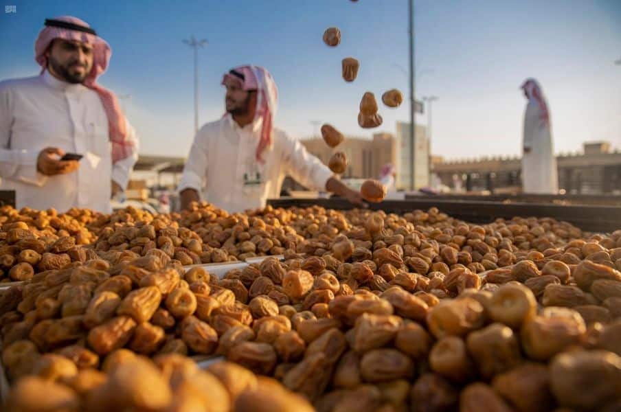 مهرجان بريدة يحفز الشباب في عمليات نقل التمور