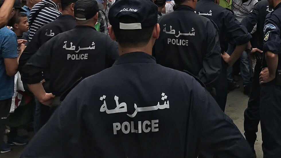 جريمة قتل مروعة بـ الجزائر.. شرطي يقتل زوجته ووالديها وأخاها