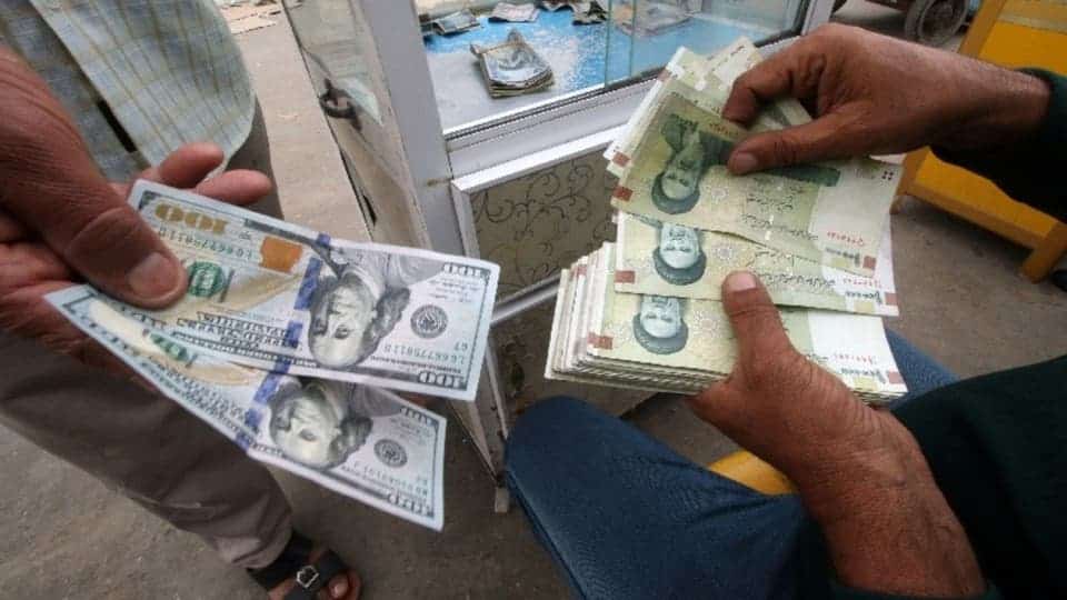 الدولار يقارب 320 ألف ريال إيراني!