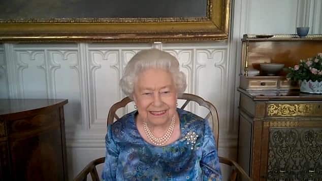 فيديو.. الملكة إليزابيث تدخل في نوبة ضحك بسبب جندي بريطاني