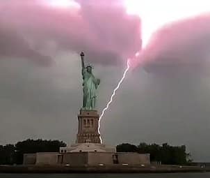 فيديو مدهش .. لحظة ضرب صاعقة رعدية لتمثال الحرية الأمريكي 