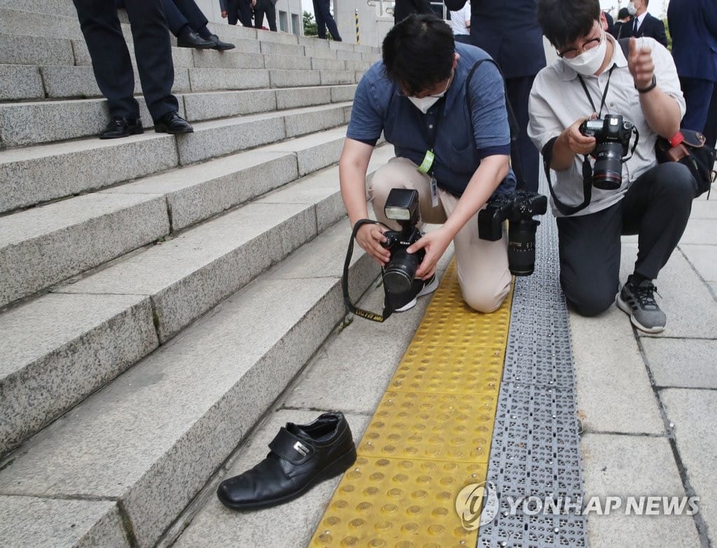 فيديو.. رجل يضرب رئيس كوريا الجنوبية بالحذاء ! 