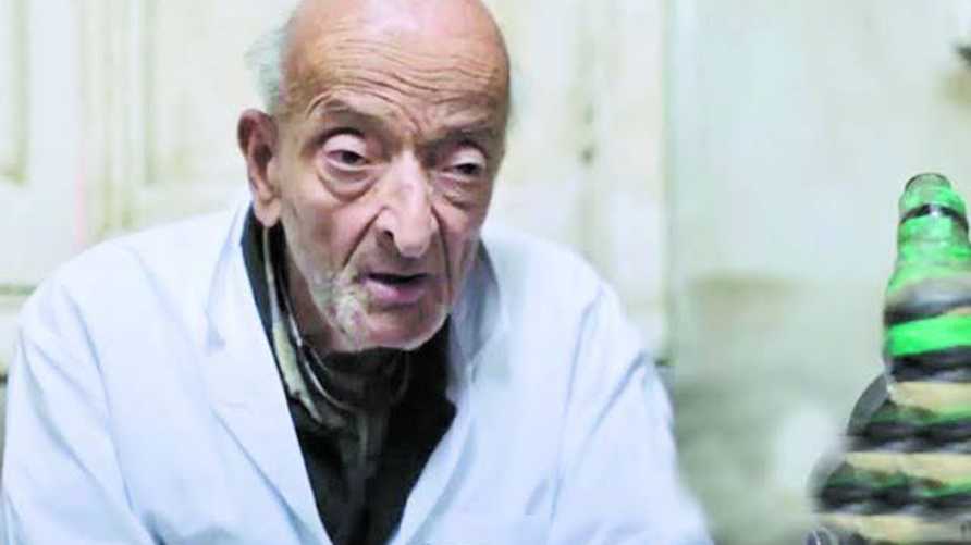 فيديو متداول.. طبيب الغلابة يبكي حزنًا على أحد مرضاه