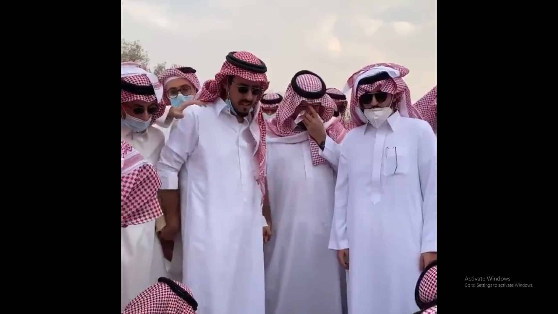 فيديو.. عبدالعزيز بن فهد يشارك في دفن عبدالله آل الشيخ