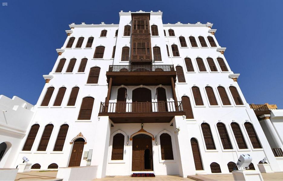 قصر شبرا التاريخي ذو حديقة الغناء والمكتبة والـ8 ملاحق