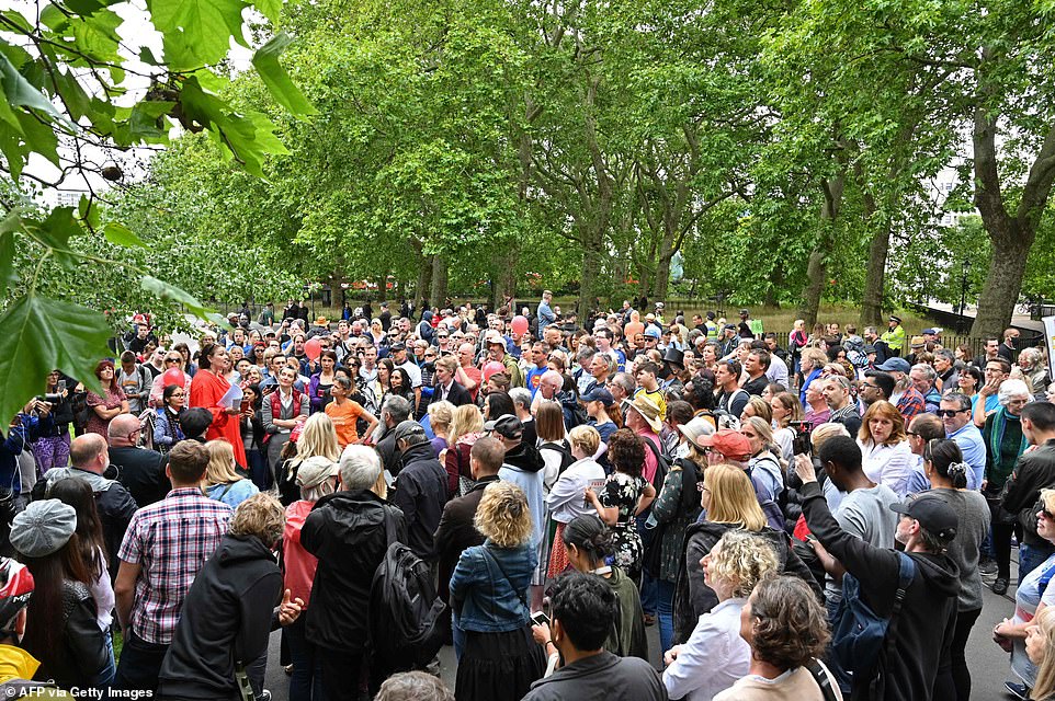 فيديو.. مئات البريطانيين يتظاهرون ضد ارتداء أقنعة الوجه !