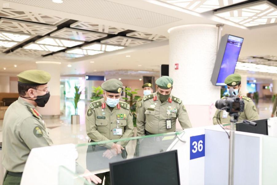 اللواء اليحيى يتفقد صالات الجوازات بمطار الملك عبدالعزيز الدولي الجديد بجدة
