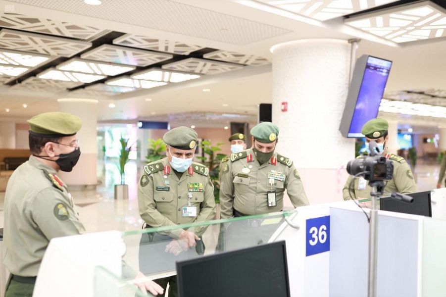 اللواء اليحيى يتفقد صالات الجوازات بمطار الملك عبدالعزيز الدولي الجديد بجدة