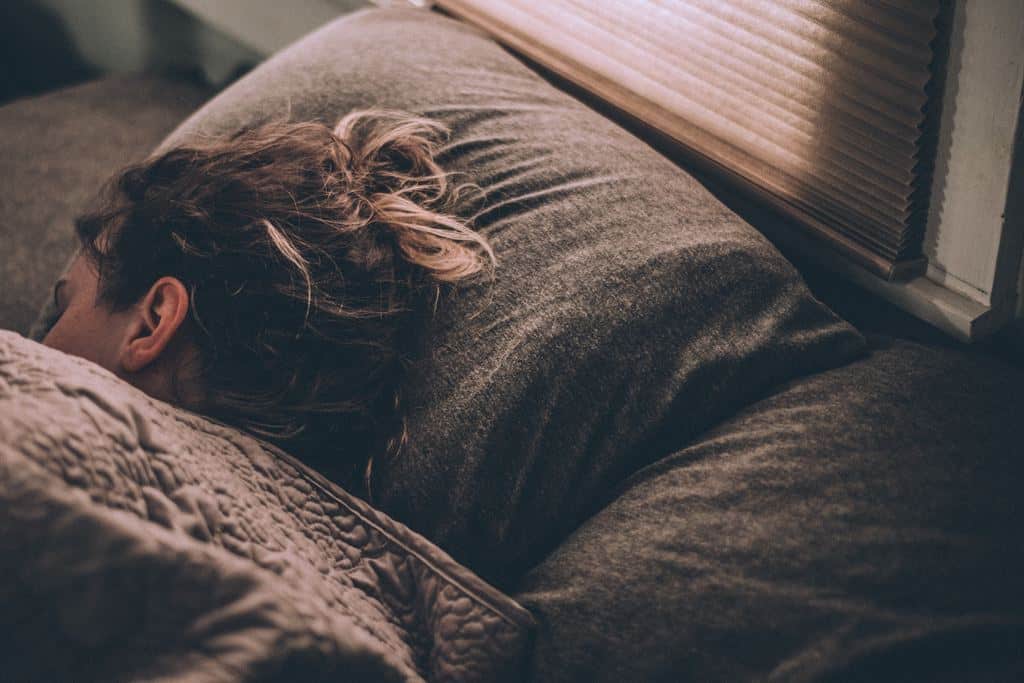 كيف يساعد النوم العميق الدماغ على التخلص من سموم الزهايمر؟