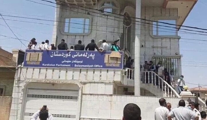 عراقيون يقتحمون مبنى برلمان كردستان بسبب تأخر الرواتب