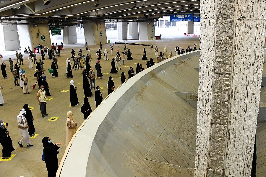 منى تستقبل حجاج بيت الله الحرام لرمي جمرة العقبة