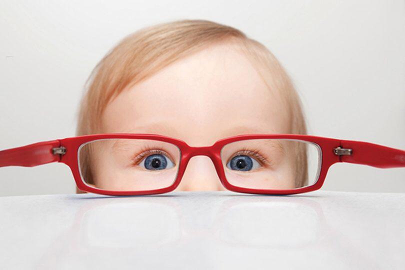 استشاري لـ” المواطن”: لهذا السبب يضع الأطفال نظارات طول النظر