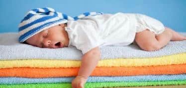 هل نوم الرضيع على بطنه خطر ؟ استشاري يجيب