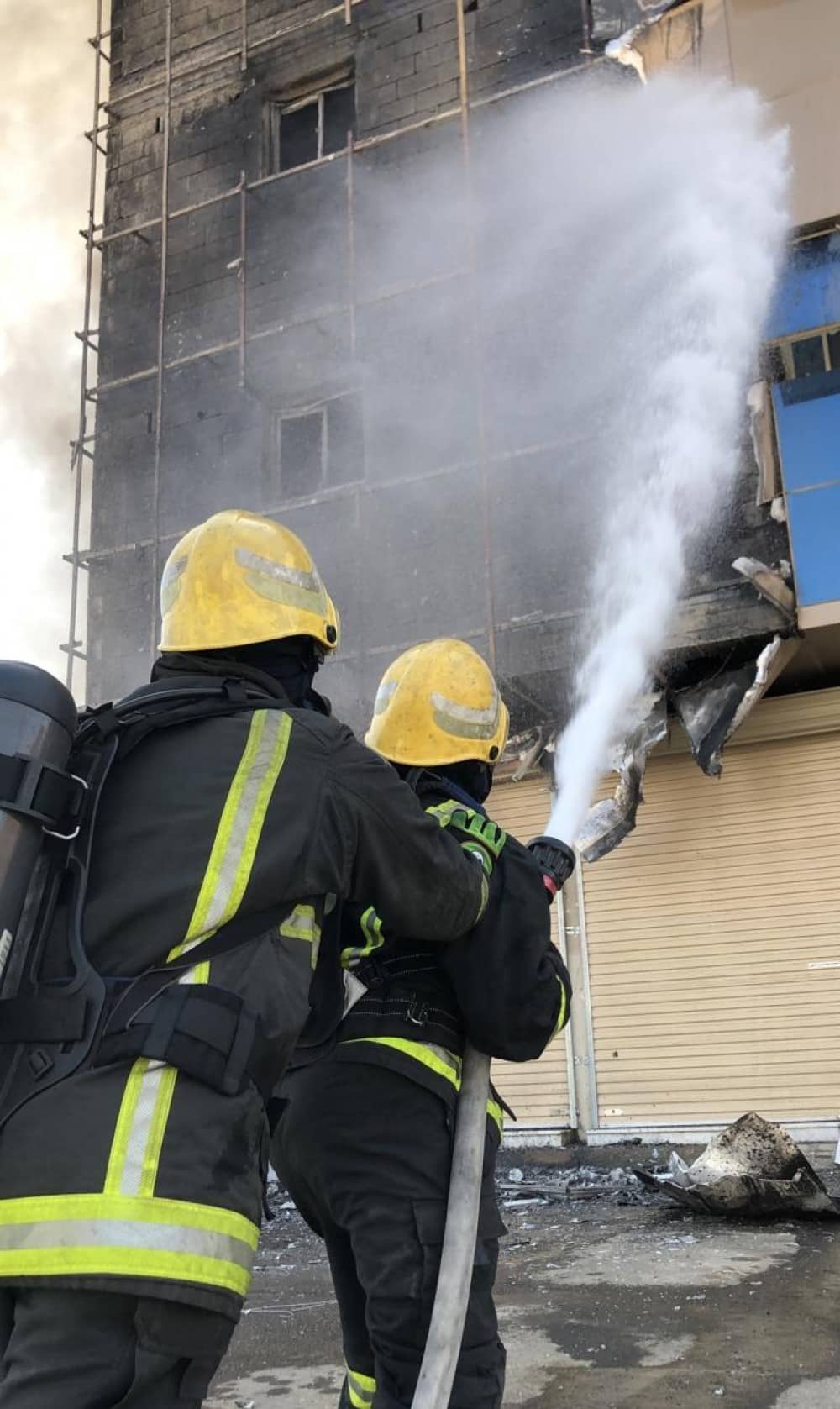 فيديو.. إخلاء 4 محتجزين أثناء حريق مبنى سكني في بريدة