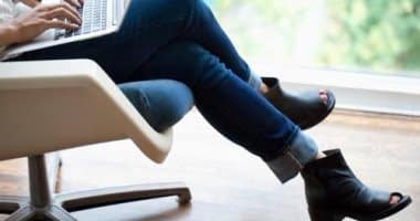 تحذير من خطورة الجلوس بساقين متشابكتين أثناء العمل من المنزل
