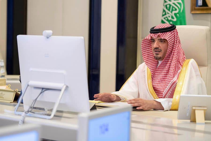 عبدالعزيز بن سعود ينقل تحيات الملك سلمان وولي العهد لرجال الأمن