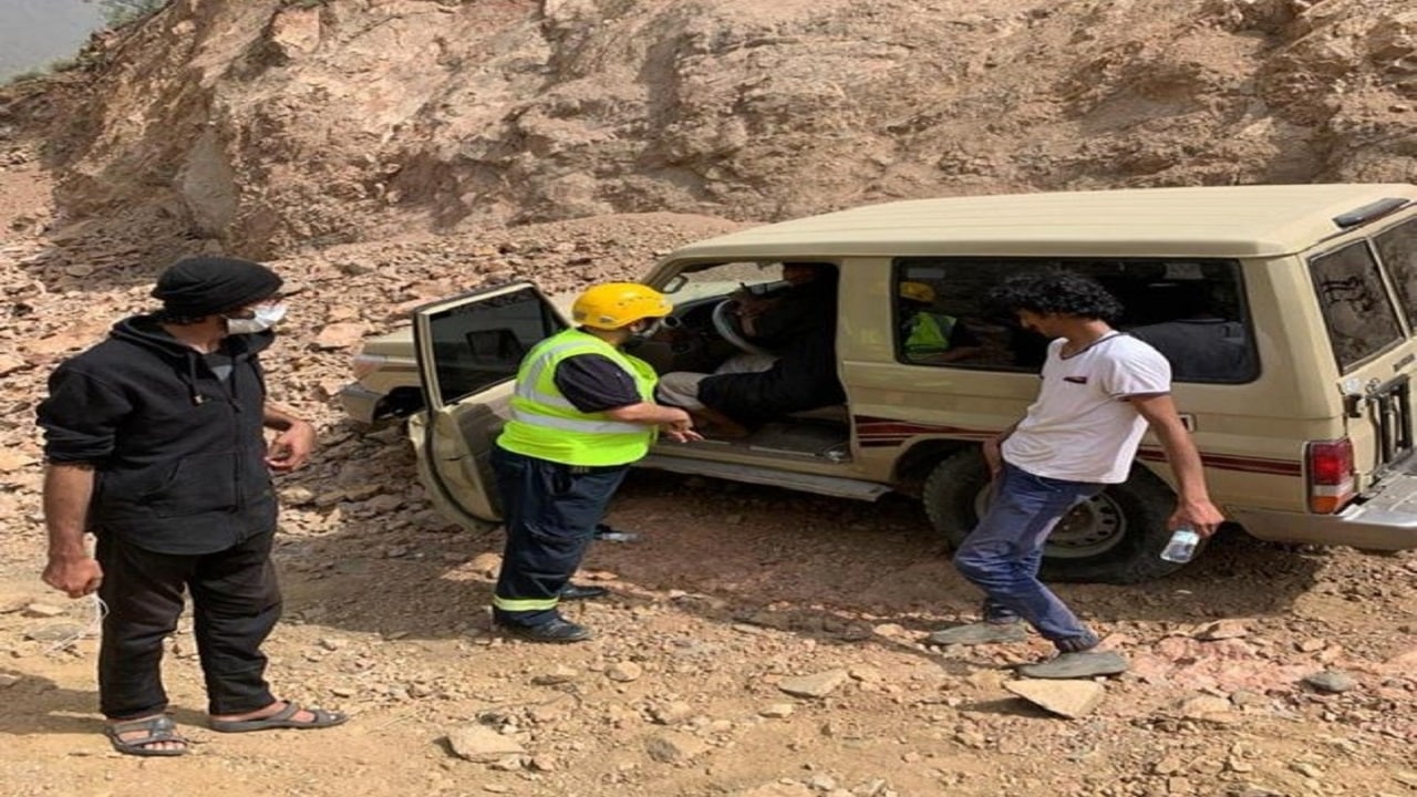 إنقاذ 3 أشخاص تعطلت مركبتهم بمنطقة وعرة بأحد رفيدة