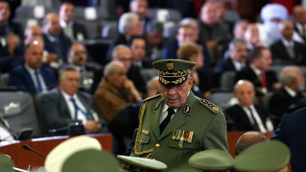 منع نجلي رئيس الأركان الجزائري الراحل من مغادرة البلاد