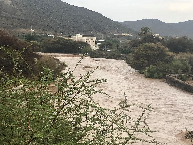 أمطار غزيرة على ظهران الجنوب تسيل الأودية والشعاب