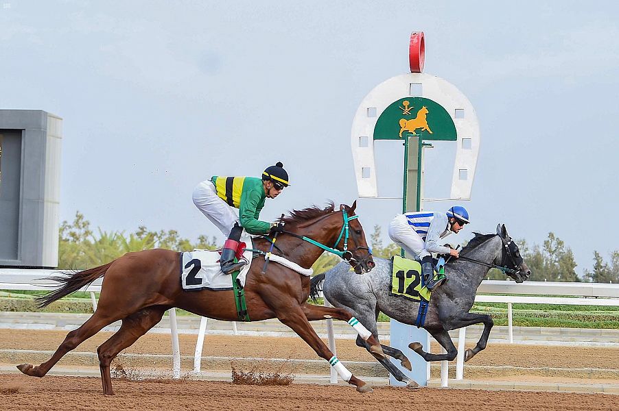 نادي سباقات الخيل يطلق موسمه الصيفي لهذا العام.. هدايا وكؤوس