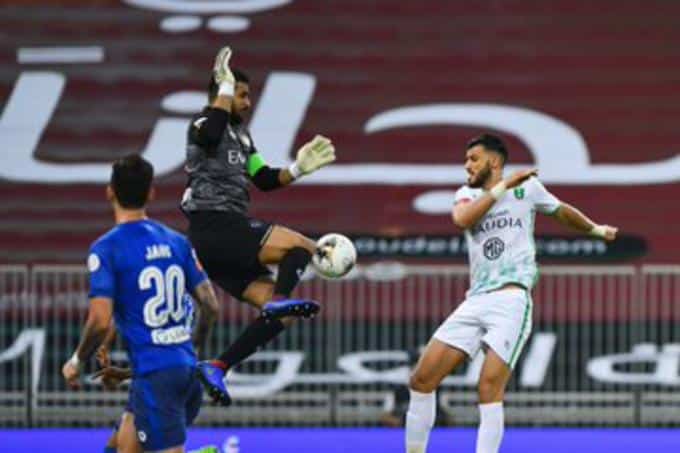 فيديو .. السومة يستغل خطأ المعيوف ويزور شباك الهلال