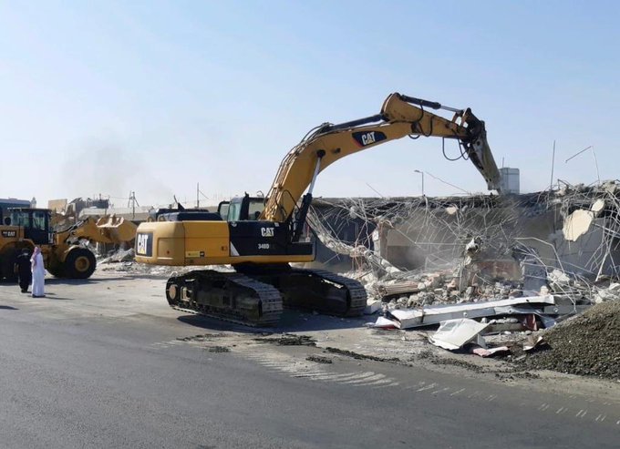 إزالة محطة وقود و14 محلًا تجاريًا وتعديات على أراض حكومية في جدة