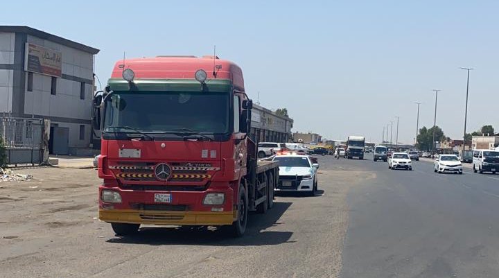 فيديو.. ضبط سائق لقيادته حافلة بها حاوية مثبتة بطريقة غير آمنة