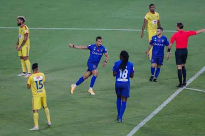الهلال يُنهي الشوط الأول بثنائية ويقترب من خطف اللقب