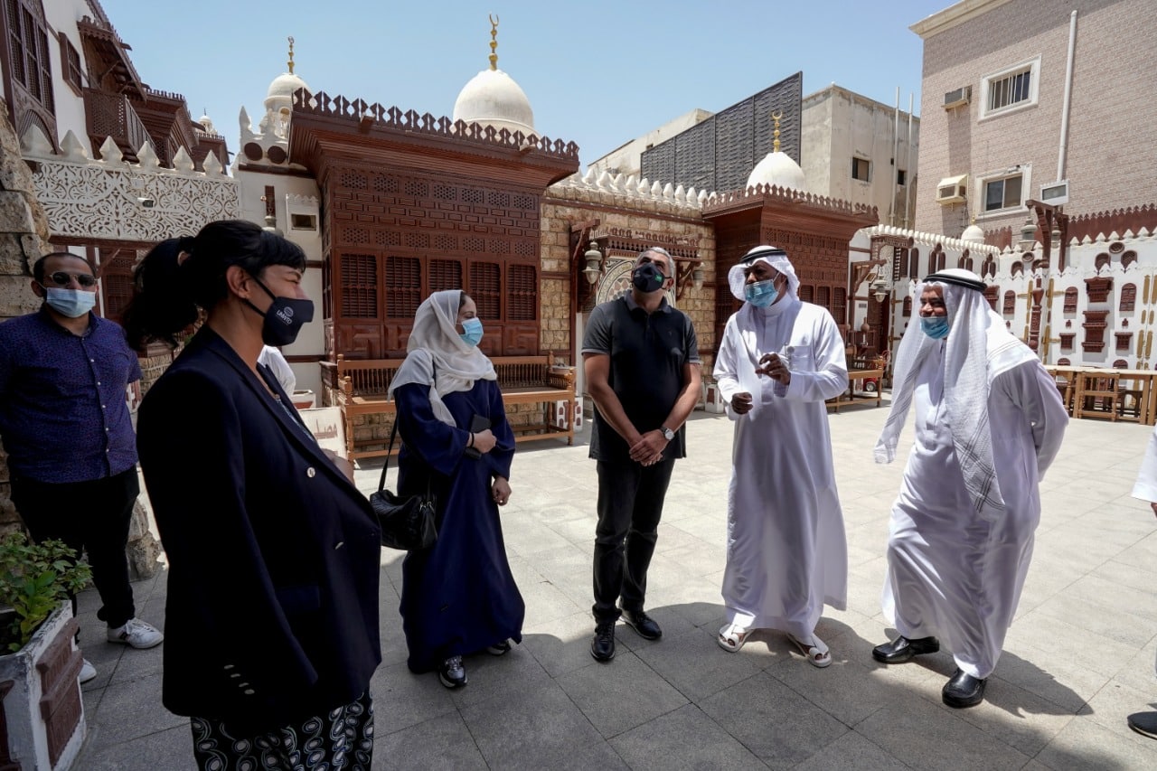 الخطيب يصطحب أمين السياحة العالمية في جولة بجدة التاريخية وعسير