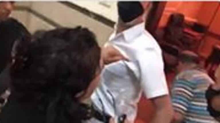 فيديو.. مصرية تعتدي على شرطي رفض دخولها المحكمة دون كمامة