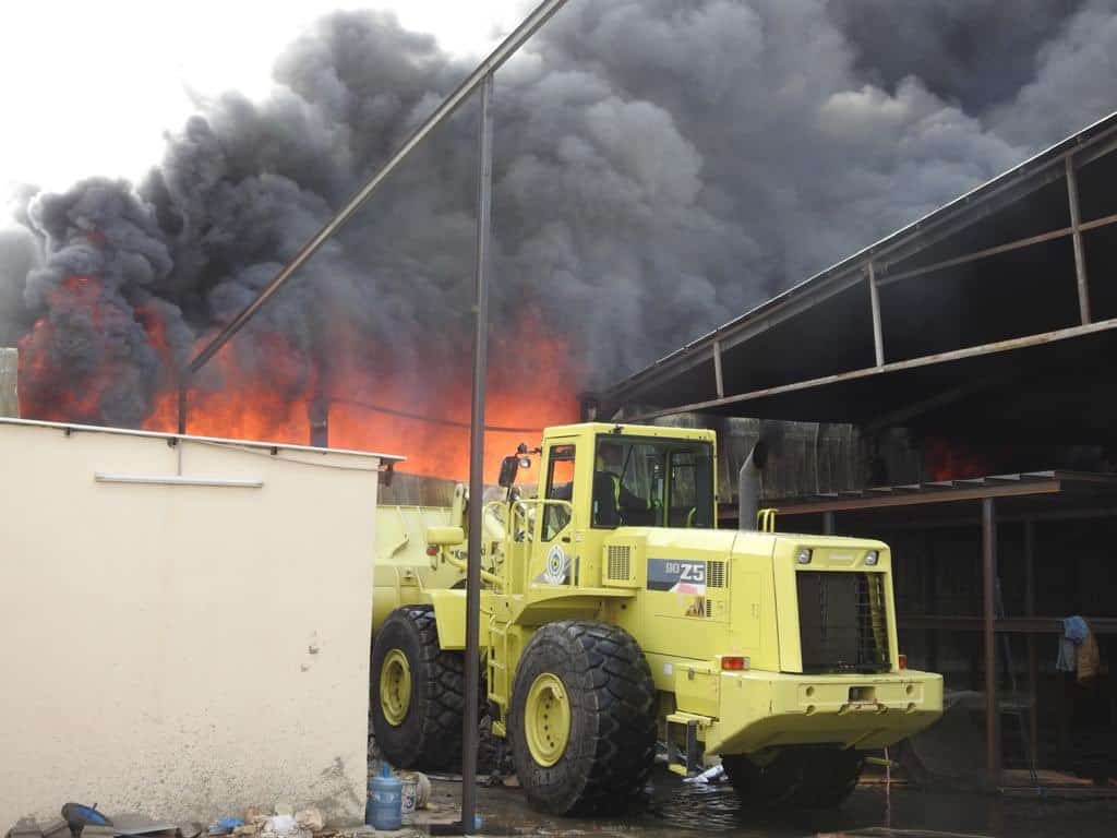 أعمال لحام تشعل حريقًا في مستودع أثاث بنجران - المواطن