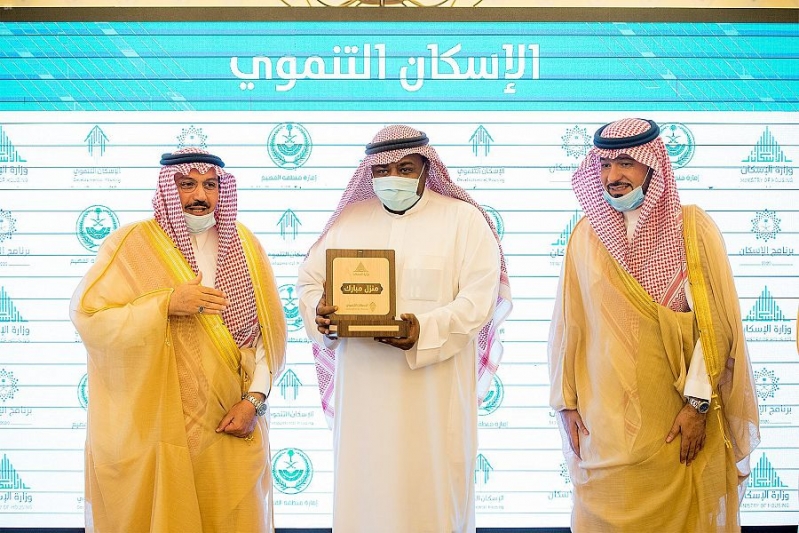 أمير القصيم يسلّم عدداً من الأسر وحداتهم السكنية ضمن مشروعات الإسكان التنموي