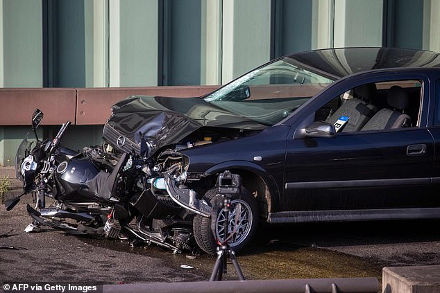 معاقبة قائد سيارة تسبب في وفاة شخص وإصابة 7 آخرين وإتلاف 4 مركبات