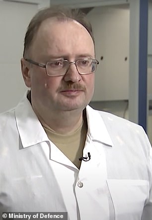 استقالة كبير أطباء روسيا بسبب الانتهاكات الأخلاقية في صنع اللقاح الروسي