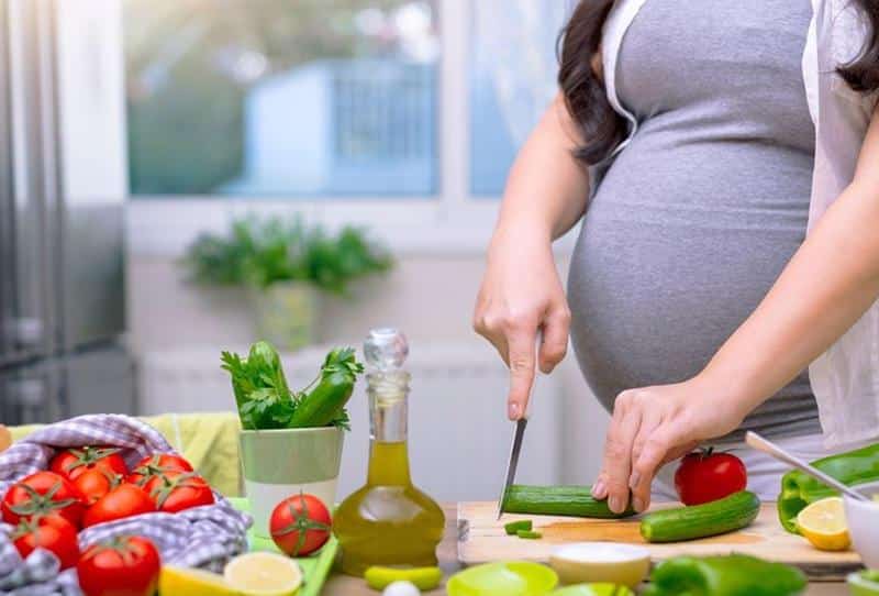 استشارية عن زيادة الوزن أثناء الحمل : لا تأكلي لشخصين