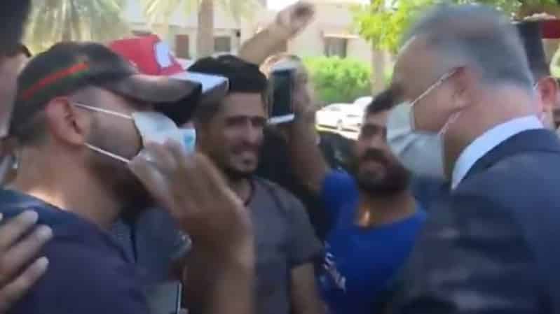 فيديو طريف.. الكاظمي بين المتظاهرين وحديث عن قصة حب!