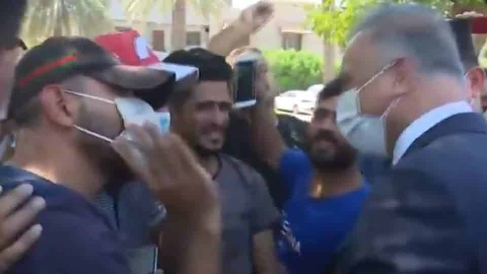 فيديو طريف.. الكاظمي بين المتظاهرين وحديث عن قصة حب!