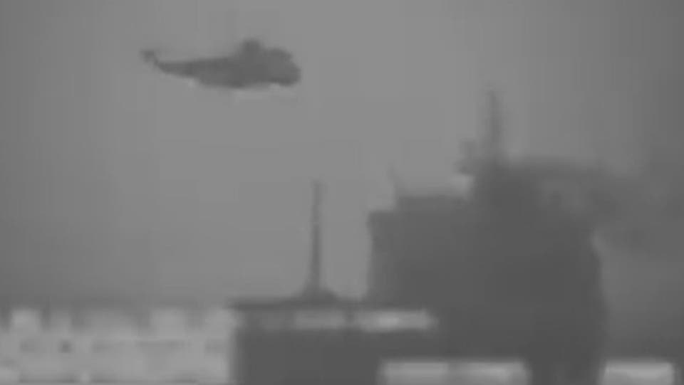 فيديو.. قوات إيرانية تستولي على سفينة في المياه الدولية!