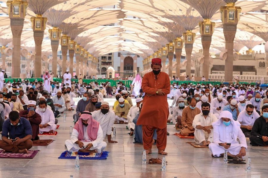 جموع المصلين يؤدون صلاة الجمعة الأخيرة من 1441 بالمسجد النبوي