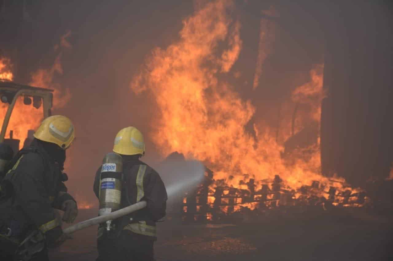 يحدث الآن .. مدني جدة يباشر حريقًا في مستودع للأقمشة