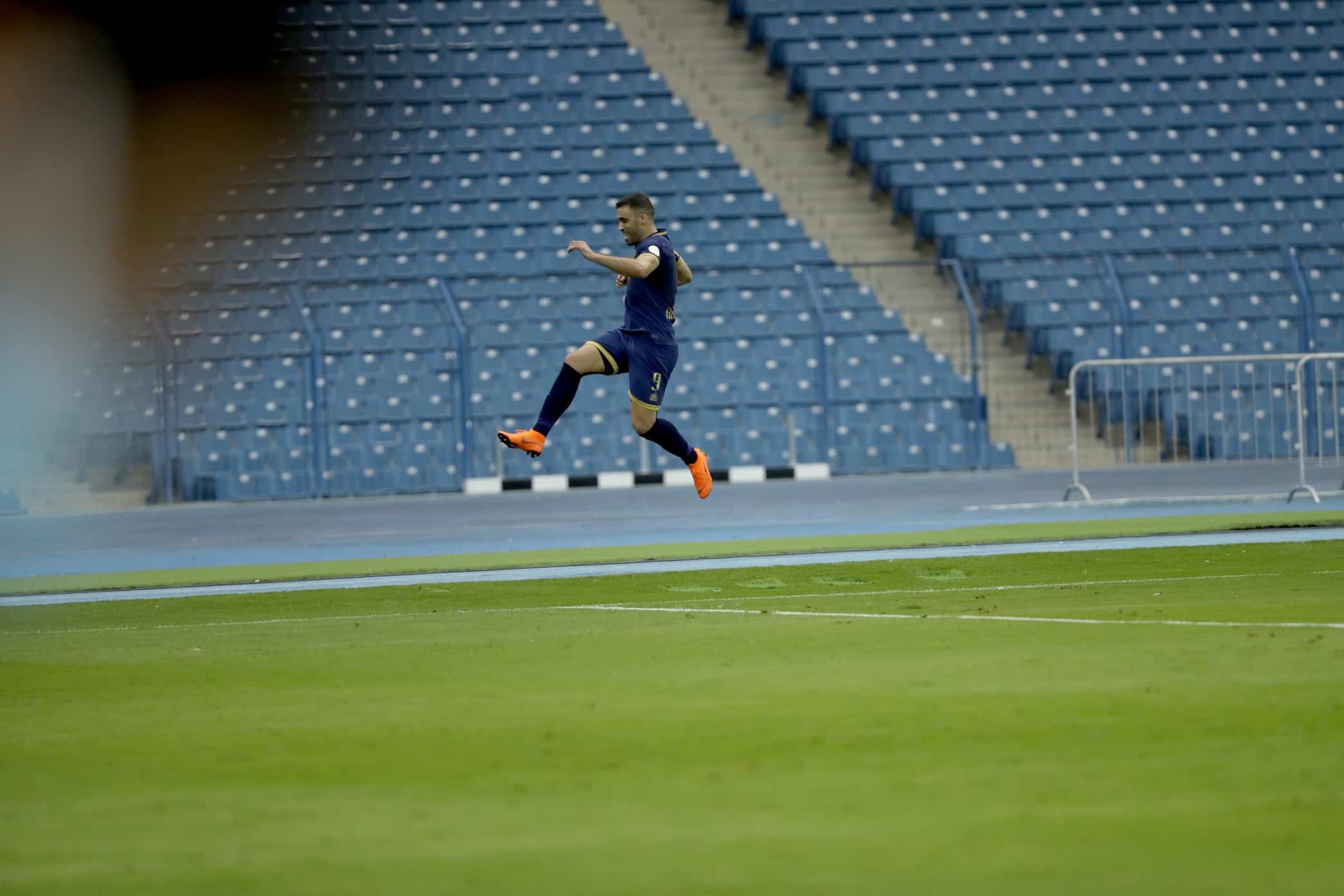 الجماهير النصراوية تتغنى بـ عبدالرزاق حمدالله