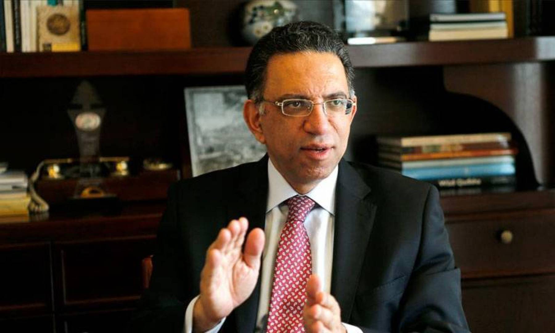 الاستقالات تعصف بحكومة لبنان.. وزير البيئة يقفز من السفينة