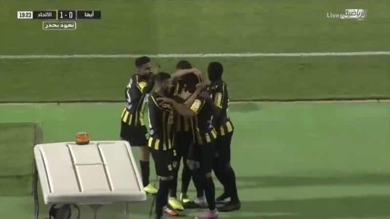 رومارينيو يحتفل مع لاعبي الاتحاد