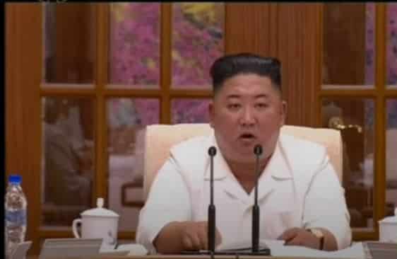 فيديو.. زعيم كوريا الشمالية في أول ظهور بعد شائعة الغيبوبة
