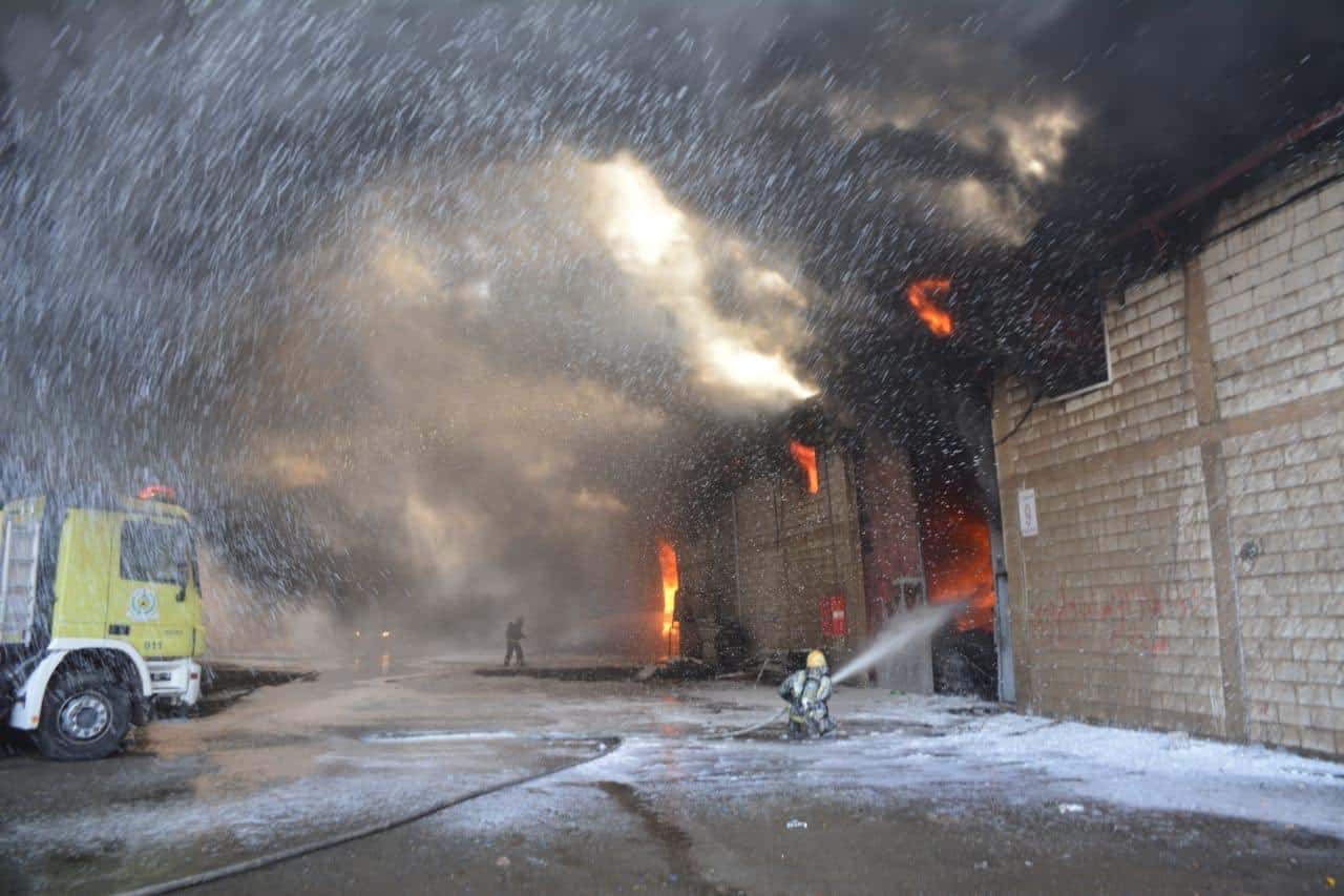 صور جديدة لإخماد الدفاع المدني حريق مستودع أقمشة في جدة