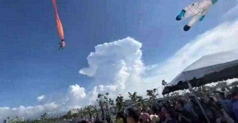فيديو.. طائرة ورقية تسحب طفلة في الهواء!
