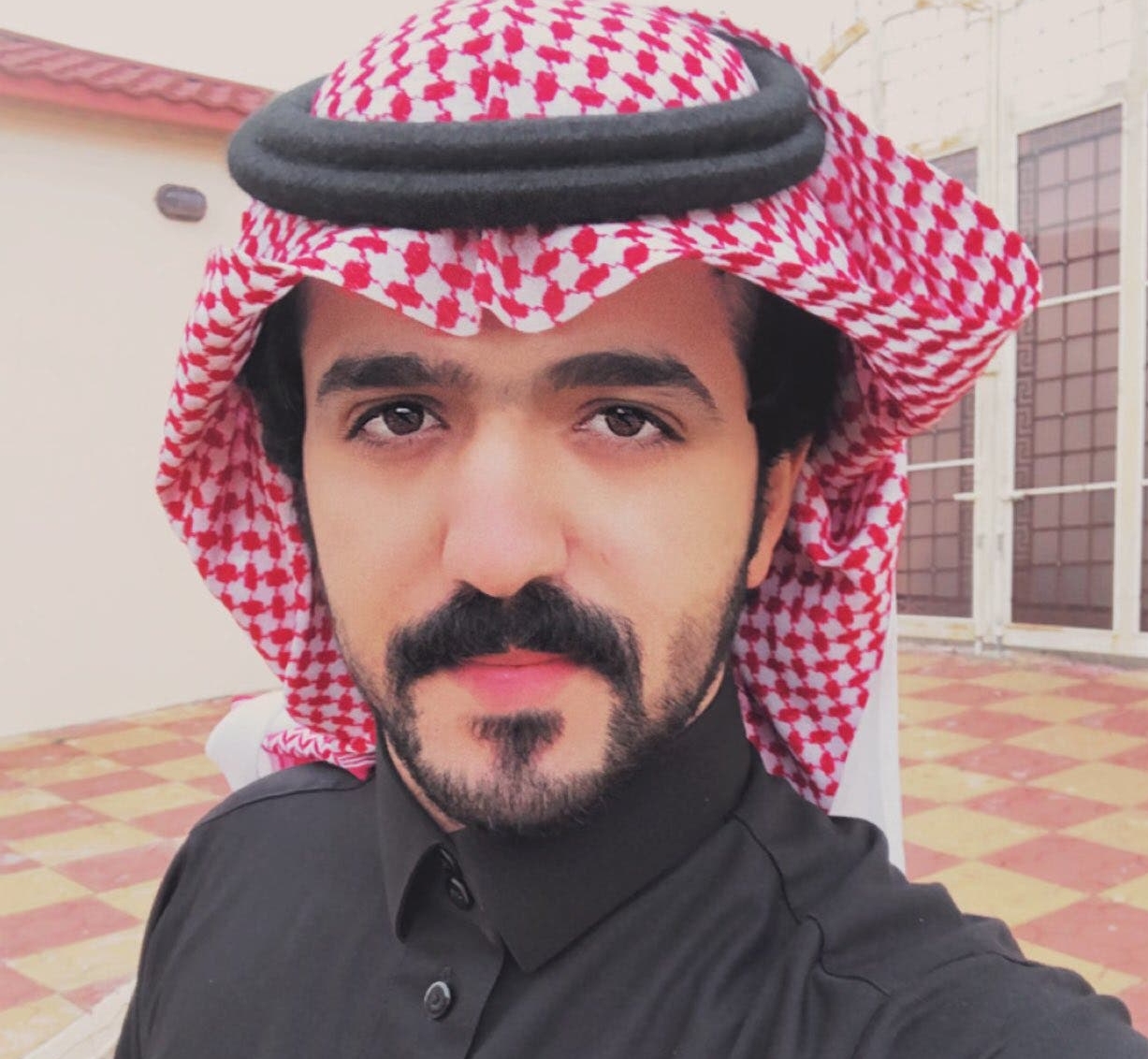 عبدالرحمن عبدالكريم يرسم صور فنانين على زجاج سيارته بالبخار!